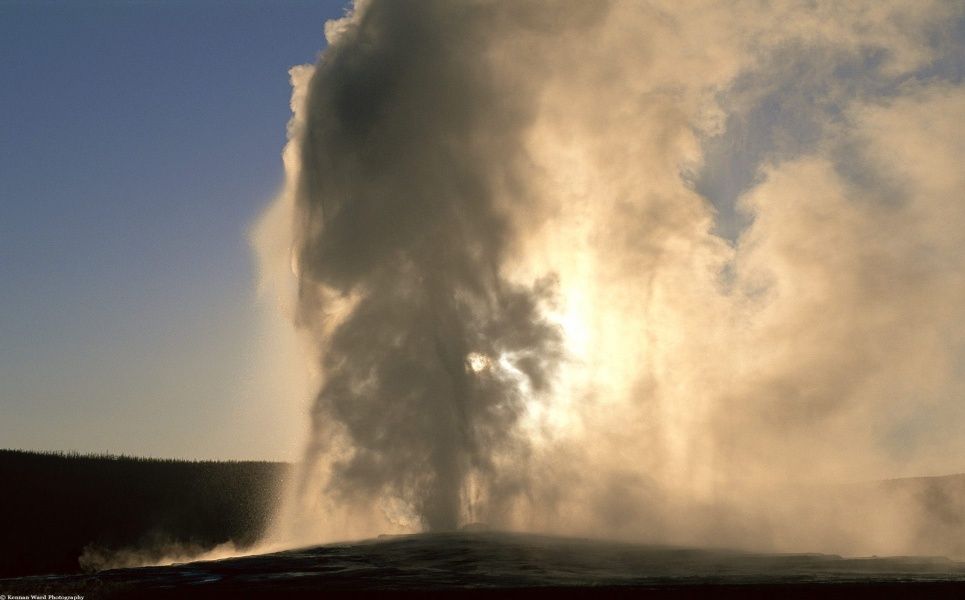 D:\ДОКУМЕНТЫ 2009-2010 сборник1\ФОТО КВН Ю,А,\ЗАМЕНИТЫЕ МЕСТА ЗЕМЛИ\Old Faithful Geyser at Sunset, Yellowstone, Wyoming.jpg